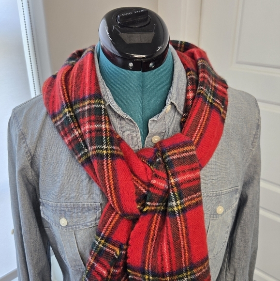 LOCHCARRON RED PLAID SCARF FRINGE ENDS 100% LAMBSWOOL SCOTLAND UNISEX OS FESTIVE - Picture 2 of 11